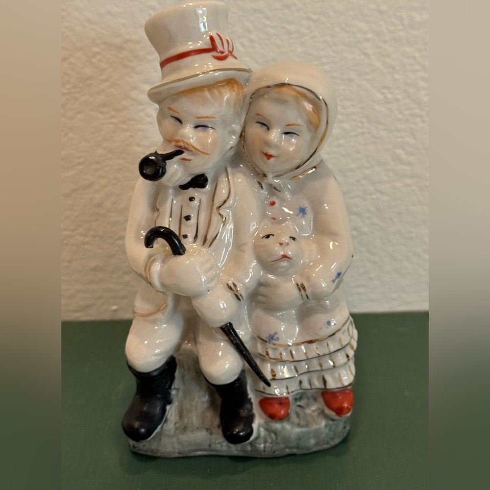 Vintage Porcelian Couple with Cat Figurine - Picture 3 of 12